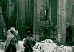 Aart Bijl bij de restauratie van de St. Laurens na het bombardement